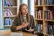 Foto: Lars Thomas Nordby / NRK en person som sitter ved et skrivebord