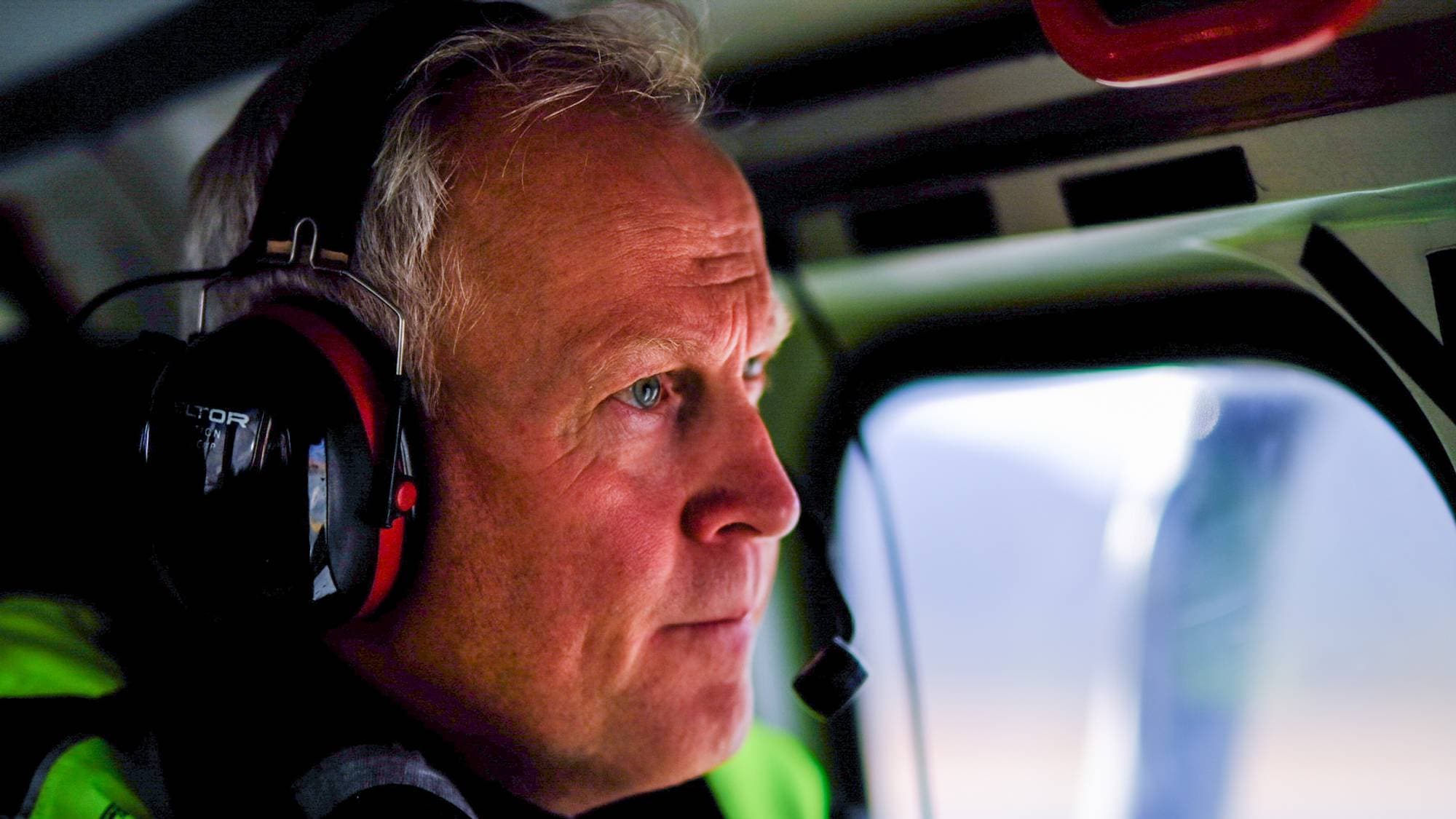 Lars Fause, Sysselmester på Svalbard, ombord i helikopter