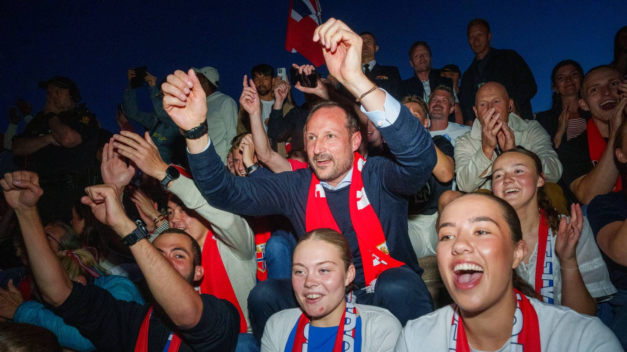 Kronprins Haakon feirer på Slottsplassen etter at Norge slo Brasil i fotball-VM