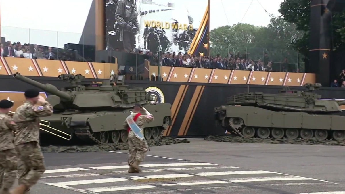 Trump møtt av fødselsdagssang på militærparade
