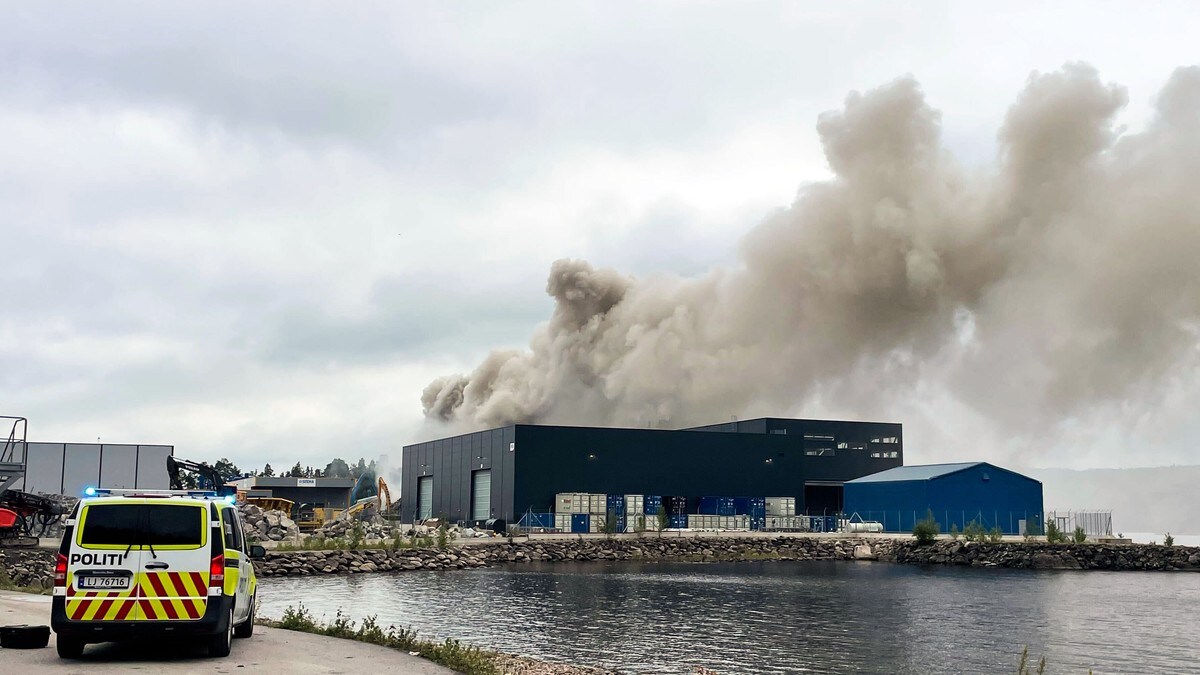 Brann i avfall i Skien: – Massiv slukningsinnsats