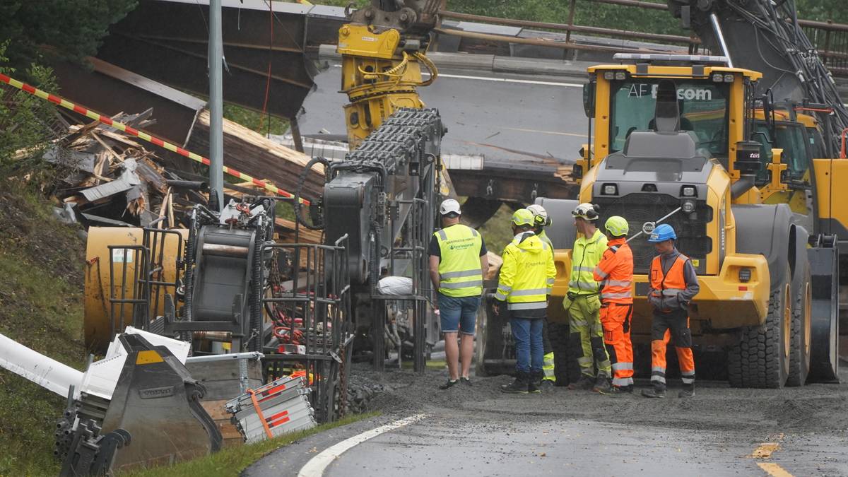 Brukollaps På Tretten I Gudbrandsdalen: Lastebilen Berges Fra Brua ...