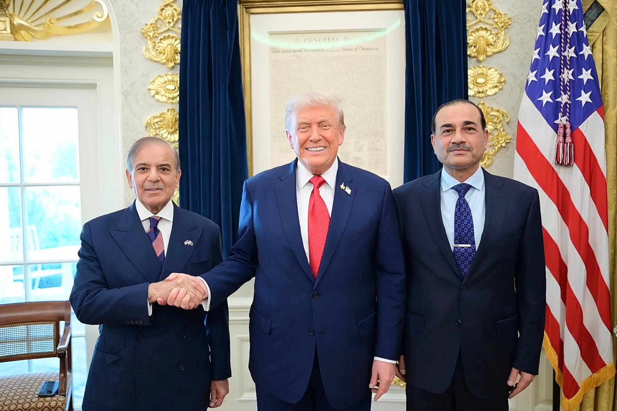 This handout photograph released by Pakistan's Prime Minister Office on September 26, 2025, shows Pakistan's Prime Minister Shehbaz Sharif (L), Army Chief and Field Marshal Syed Asim Munir (R) posing with US President Donald Trump (C) at the White House in Washington, DC. Constitutional changes rushed through parliament in November gave sweeping new powers to the current army chief Asim Munir, already considered the most powerful man of the country. Munir has also bolstered his international standing, recently making two official visits to the United States, where President Donald Trump called him "his favourite field marshal". (Photo by Handout / Pakistan's Prime Minister Office / AFP) / RESTRICTED TO EDITORIAL USE - MANDATORY CREDIT "AFP PHOTO / Pakistan's Prime Minister Office - / HANDOUT / " - NO MARKETING NO ADVERTISING CAMPAIGNS - DISTRIBUTED AS A SERVICE TO CLIENTS
