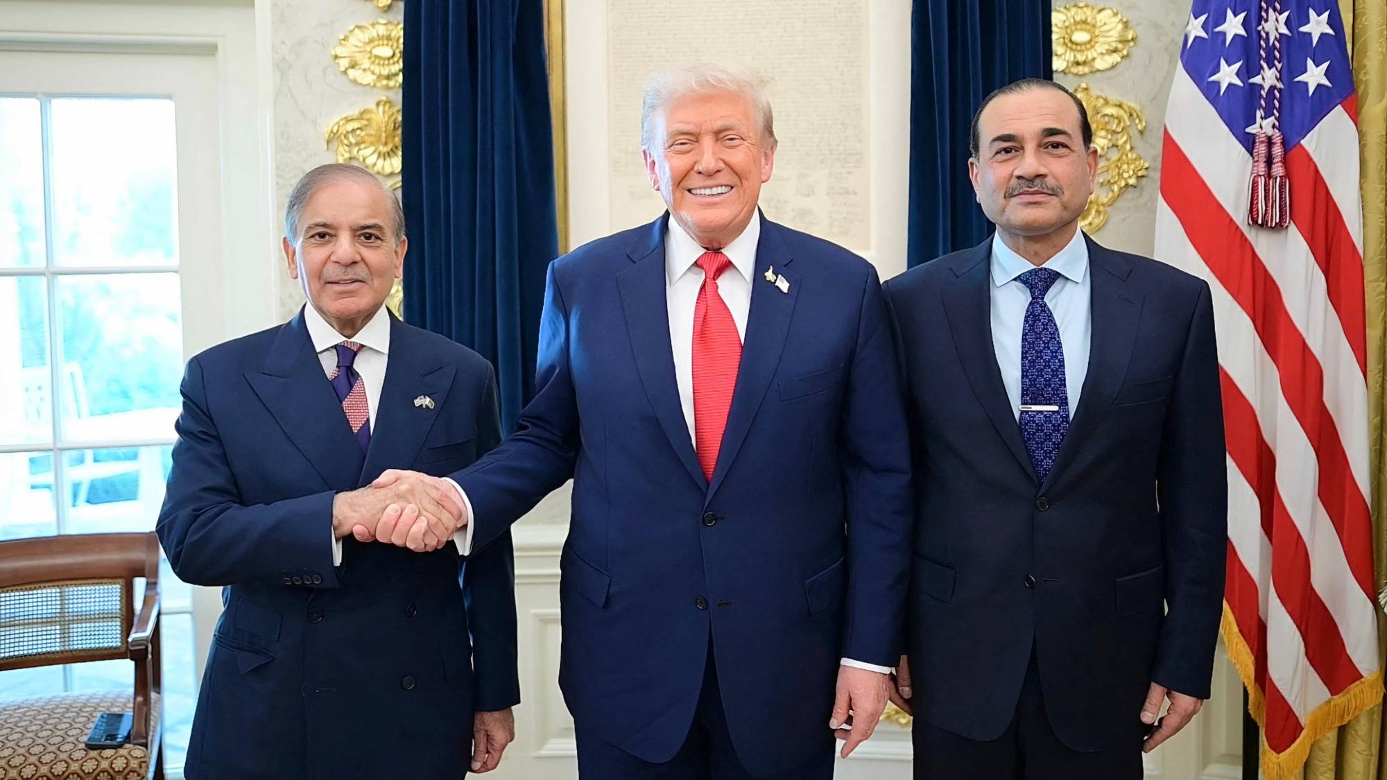 Pakistans statsminister Shebaz Sharif (tv), USAs president Donald Trump, og Pakistans hærsjef, Syed Asim Munir, i Det hvite hus, 26.september, 2025.