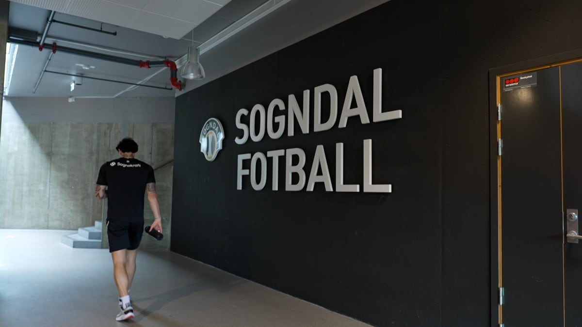 Bilete av ein spelar framfor eit skilt med Sogndal Fotball FOTO: Ingeborg Grindheim Slinde/NRK