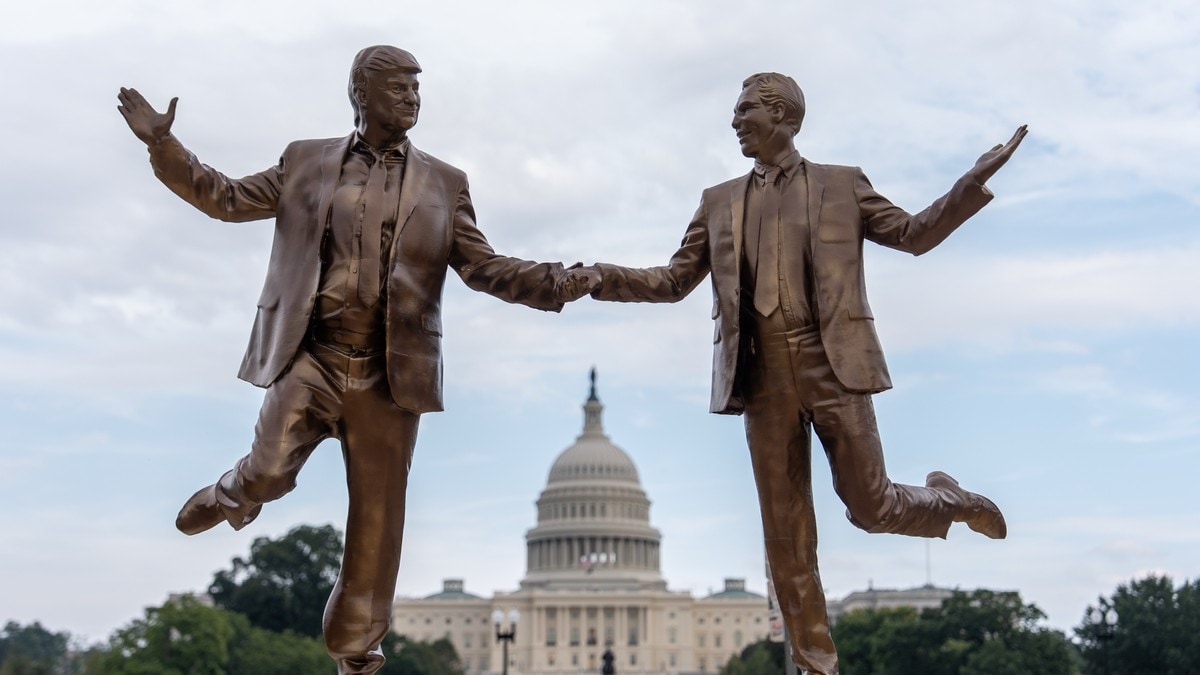 Statue av Trump og Epstein dukket opp i Washington