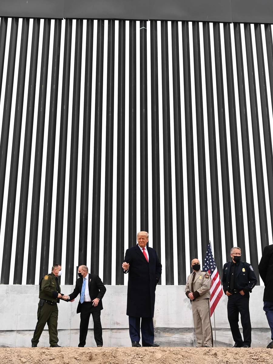 Tidligere president Donald Trump besøker grensegjerdet for siste gang i sin presidentperiode. Han høstet massiv kritikk for sin politikk ved grensa mot Mexico.