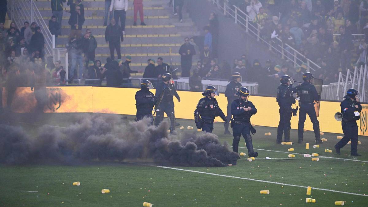 Skandalescener i fransk serieavslutning – kamp avbrutt etter banestorming