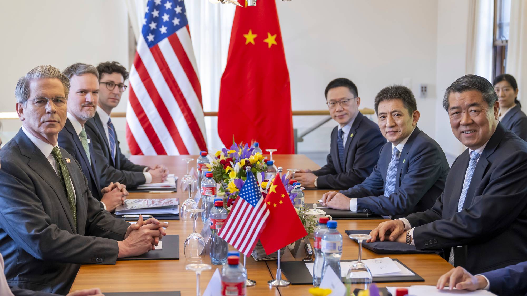 Møte mellom USAs finansminister Scott Bessent og handelsutsending Jamieson Greer og den kinesiske visestatsministeren He Lifeng (t.v)og Kinas ambassadør til WTO Li Chenggang. 