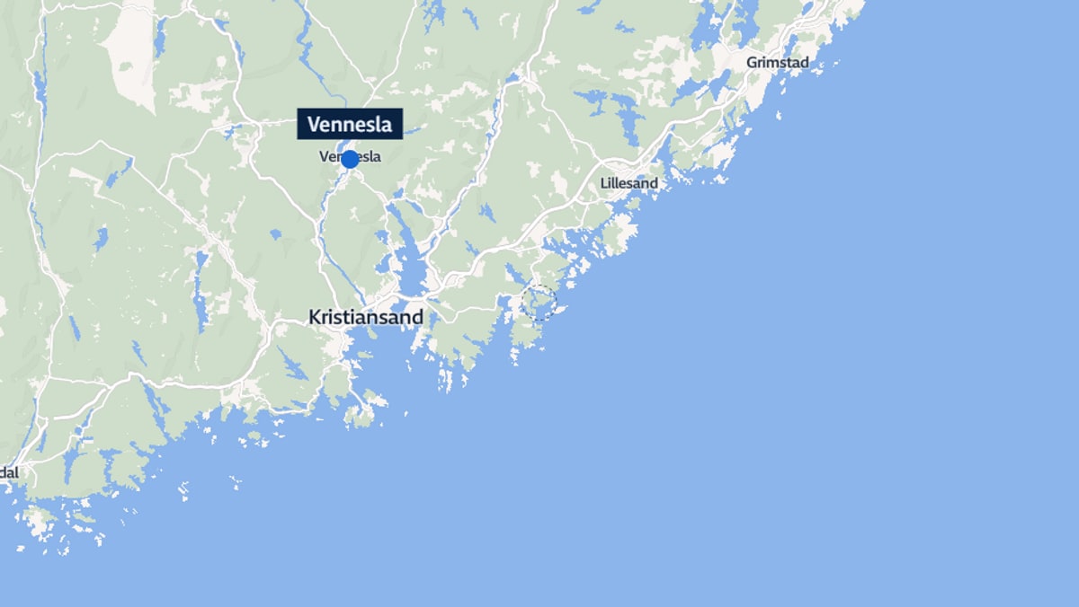 Bil har kjørt i fjellvegg – kvinne til sykehus