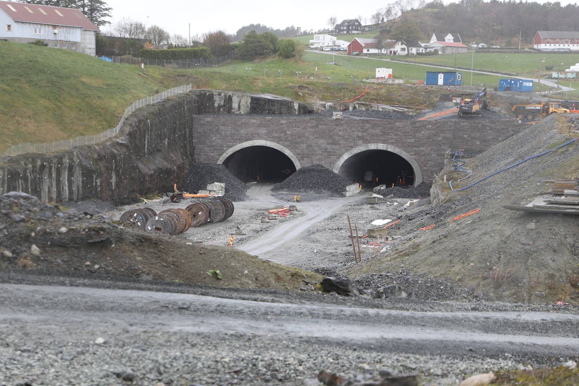 Alvorlig arbeidsulykke i Rogfast. Bilde av tunnelåpningen