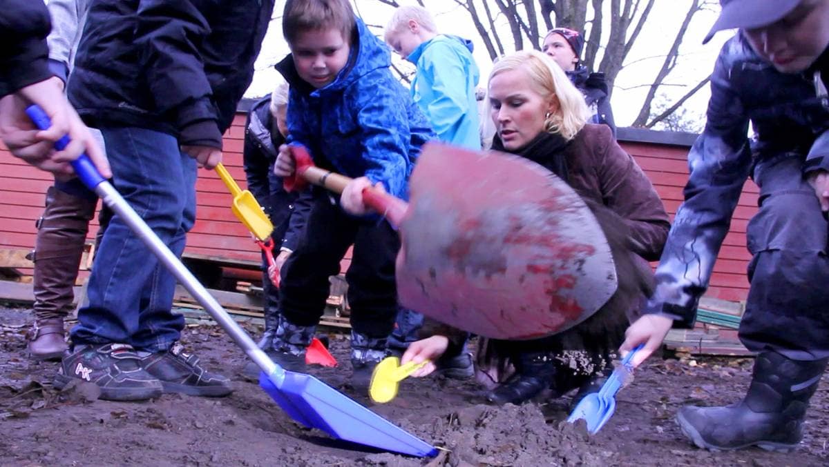 Første spadetak til Den Røde skolen – NRK Vestfold og Telemark – Lokale ...