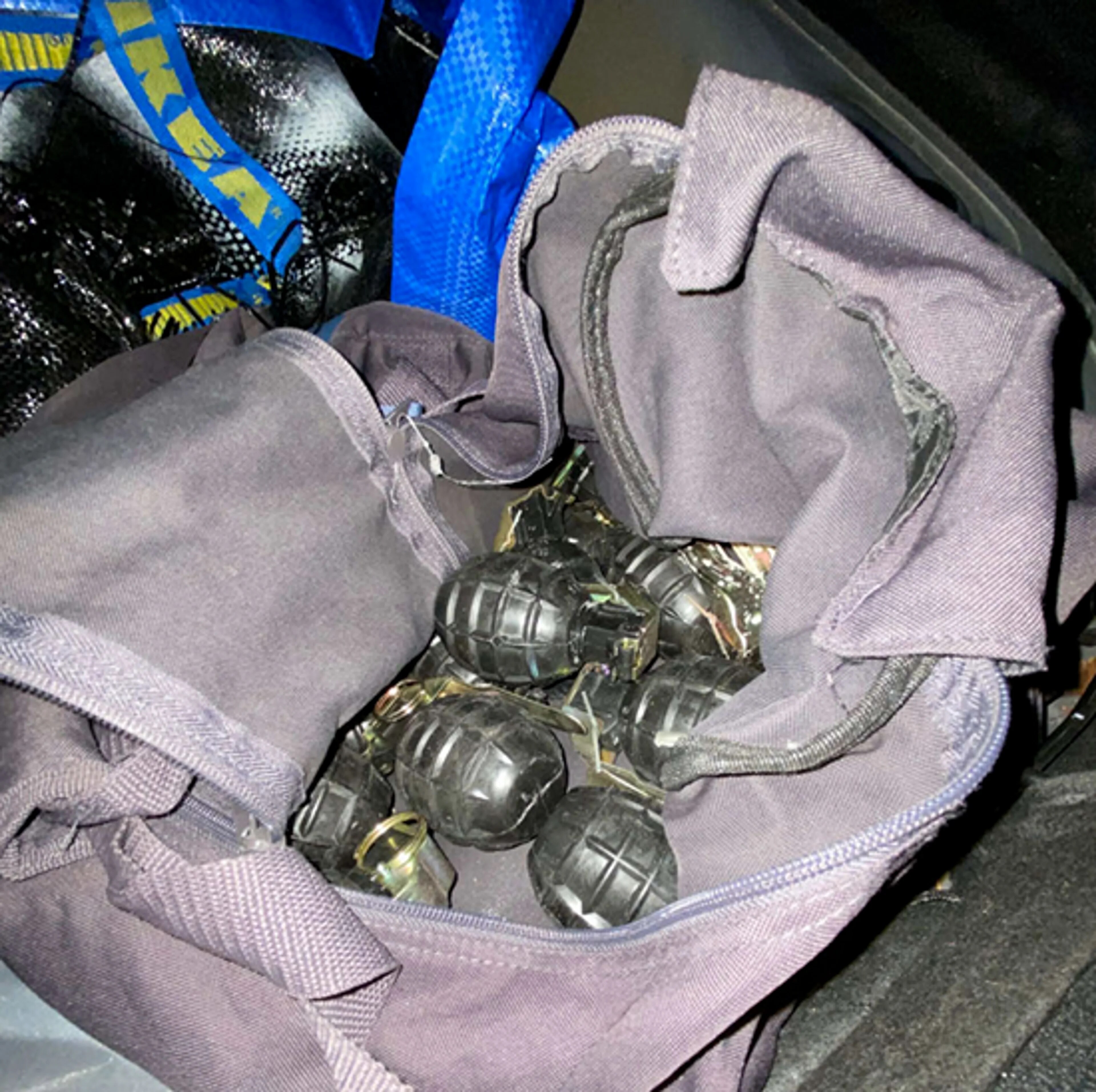 Politiet gjorde et granatbeslag bak i en parkert bil