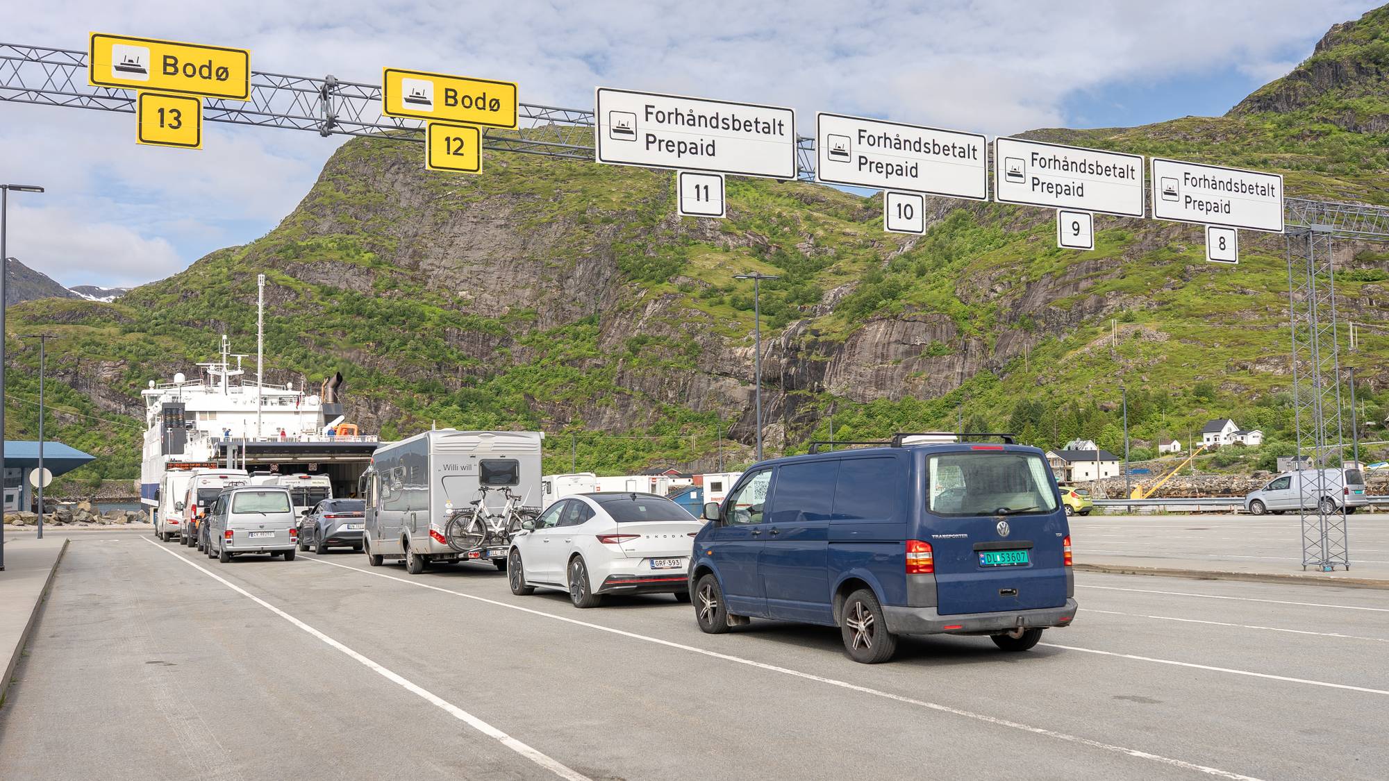 en gruppe biler på en vei 