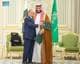 Saudi Press Agency / AP / NTB MBS og den pakistanske statsministeren omfamnar kvarandre og held grønne bøker