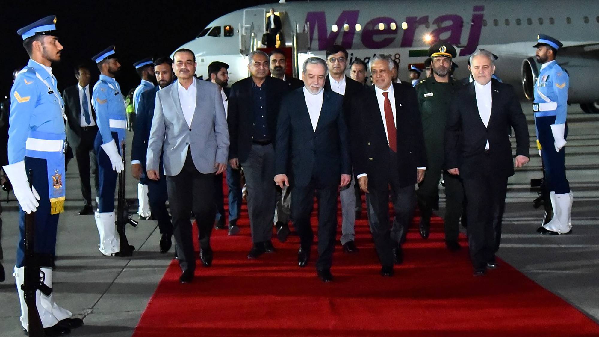 Irans utenriksminister Abbas Araqchi ankommer Islamabad og ble møtt av pakistanske representanter. 