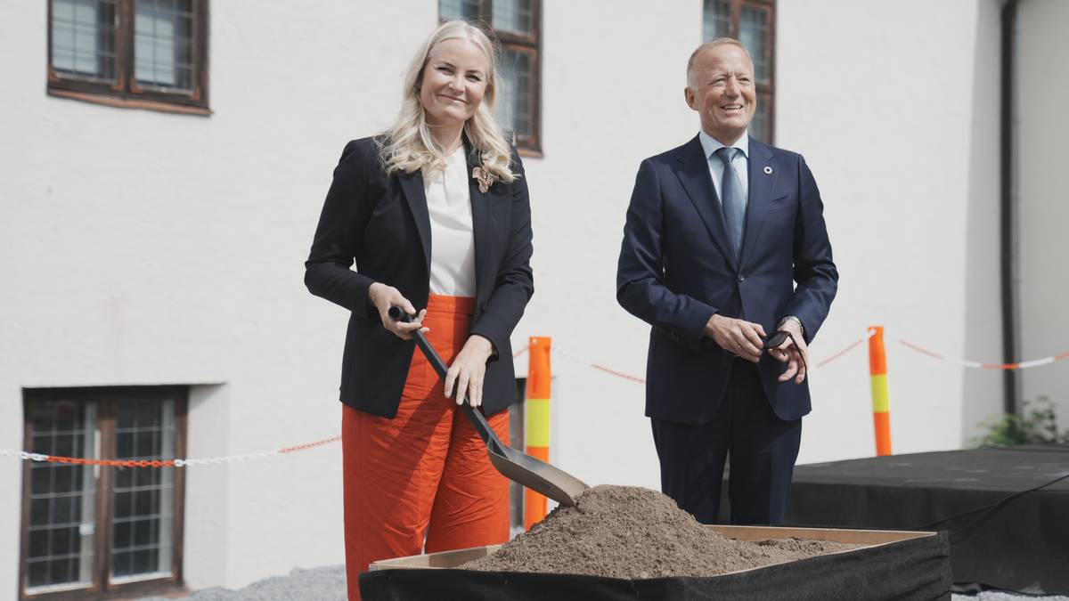 Kronprinsesse Mette-Marit la ned grunnsteinen for det nye Vikingtidsmuseet