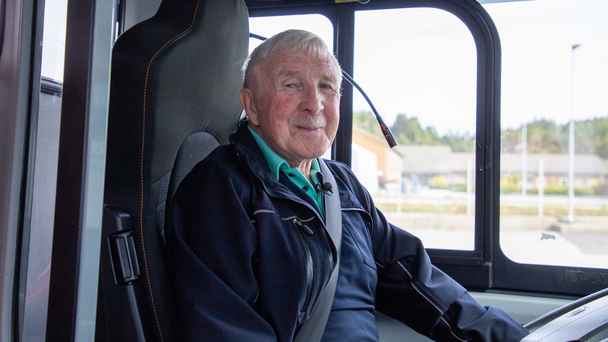 Bussjåfør Leiv (89) har køyrt med tom buss i 15 år