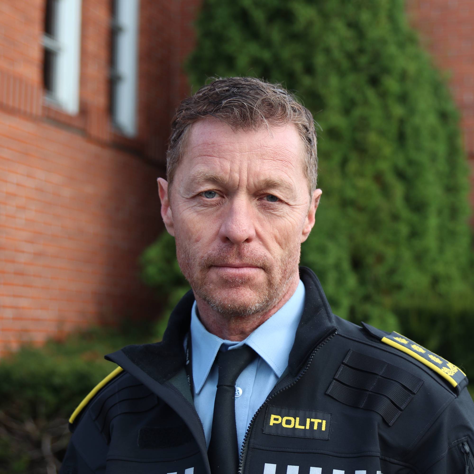 Odd Skei Kostveit står utenfor en murbygning.
