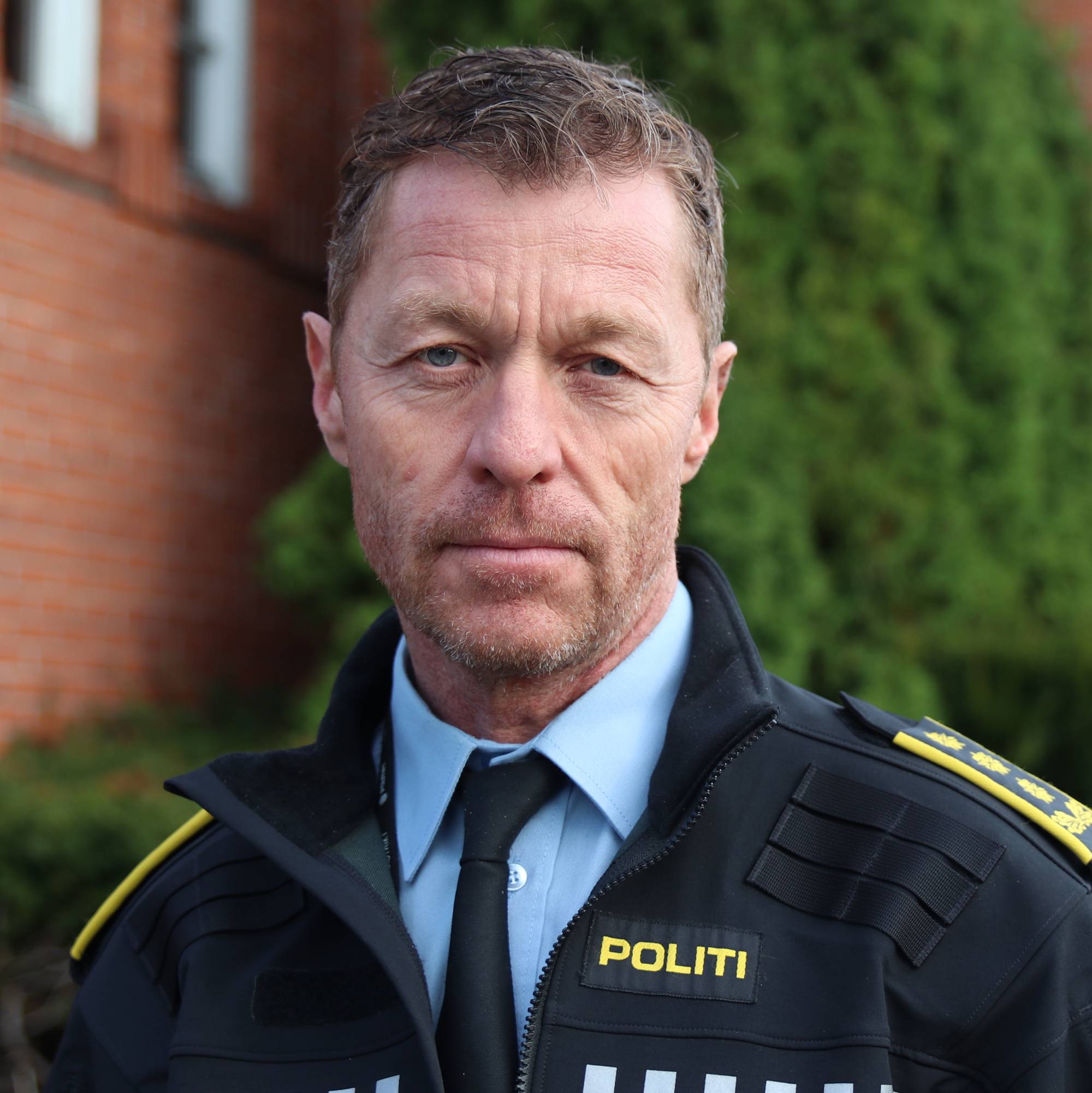 Odd Kostveit står utenfor en murbygning.