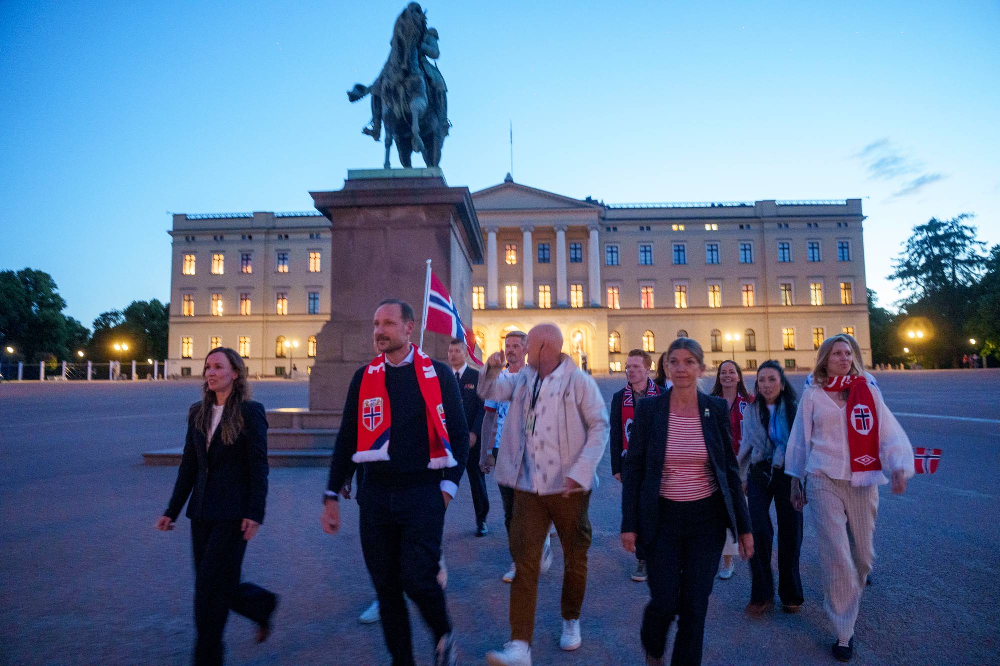 Kronprins Haakon feirer på Slottsplassen etter Norges seier over Brasil i fotball-VM
