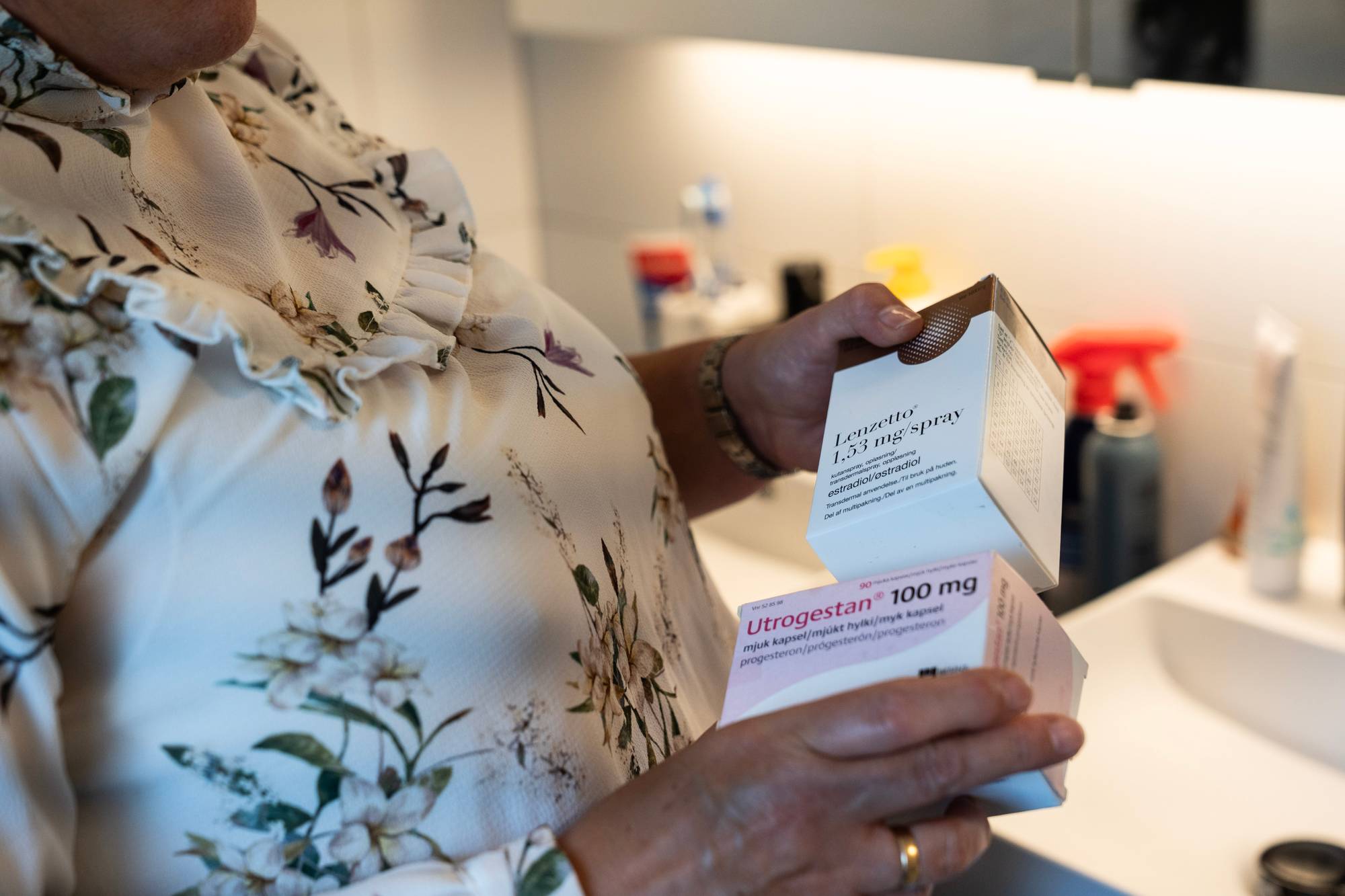 en person som holder hormonmedisiner i hendene