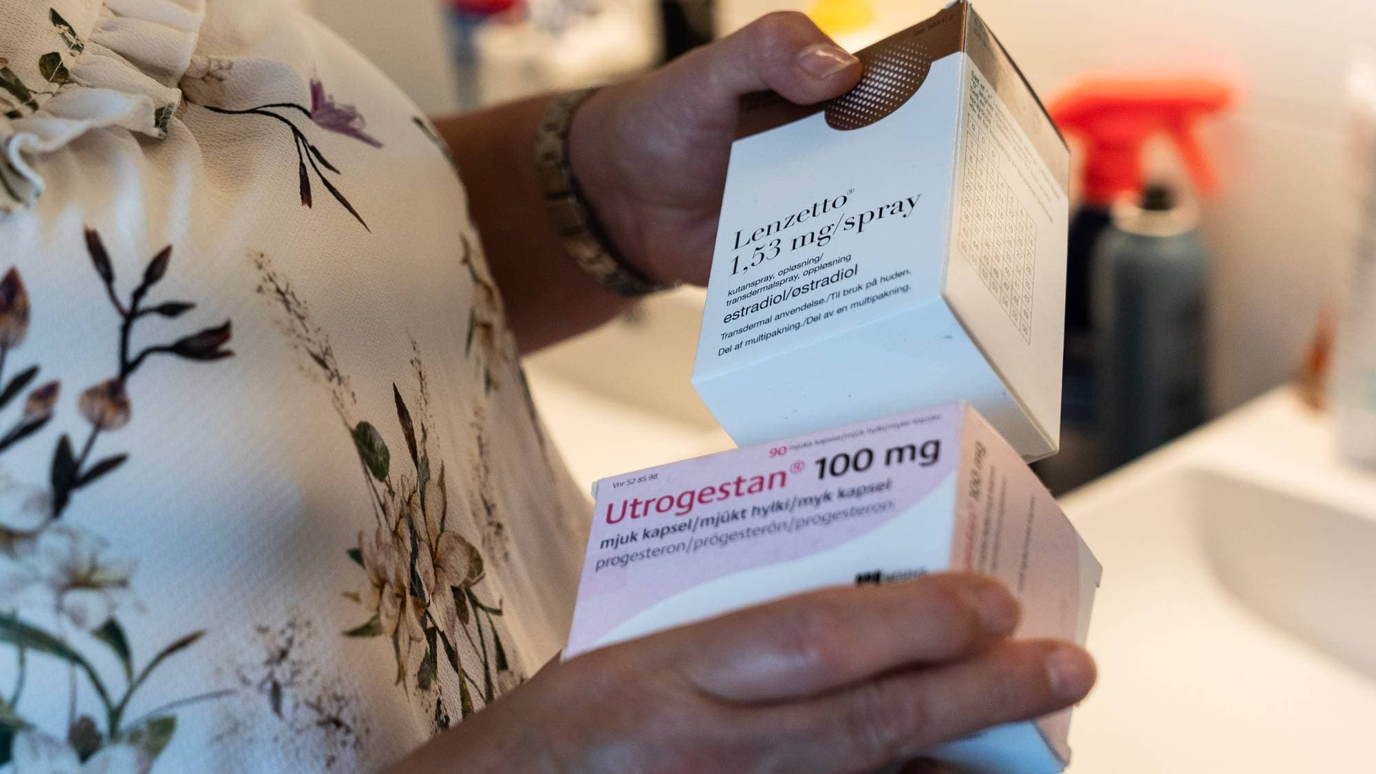 en person som holder hormonmedisiner i hendene