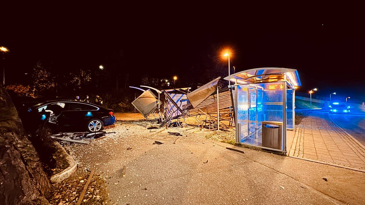 Person til sykehus etter at bil kjørte inn i fjellvegg