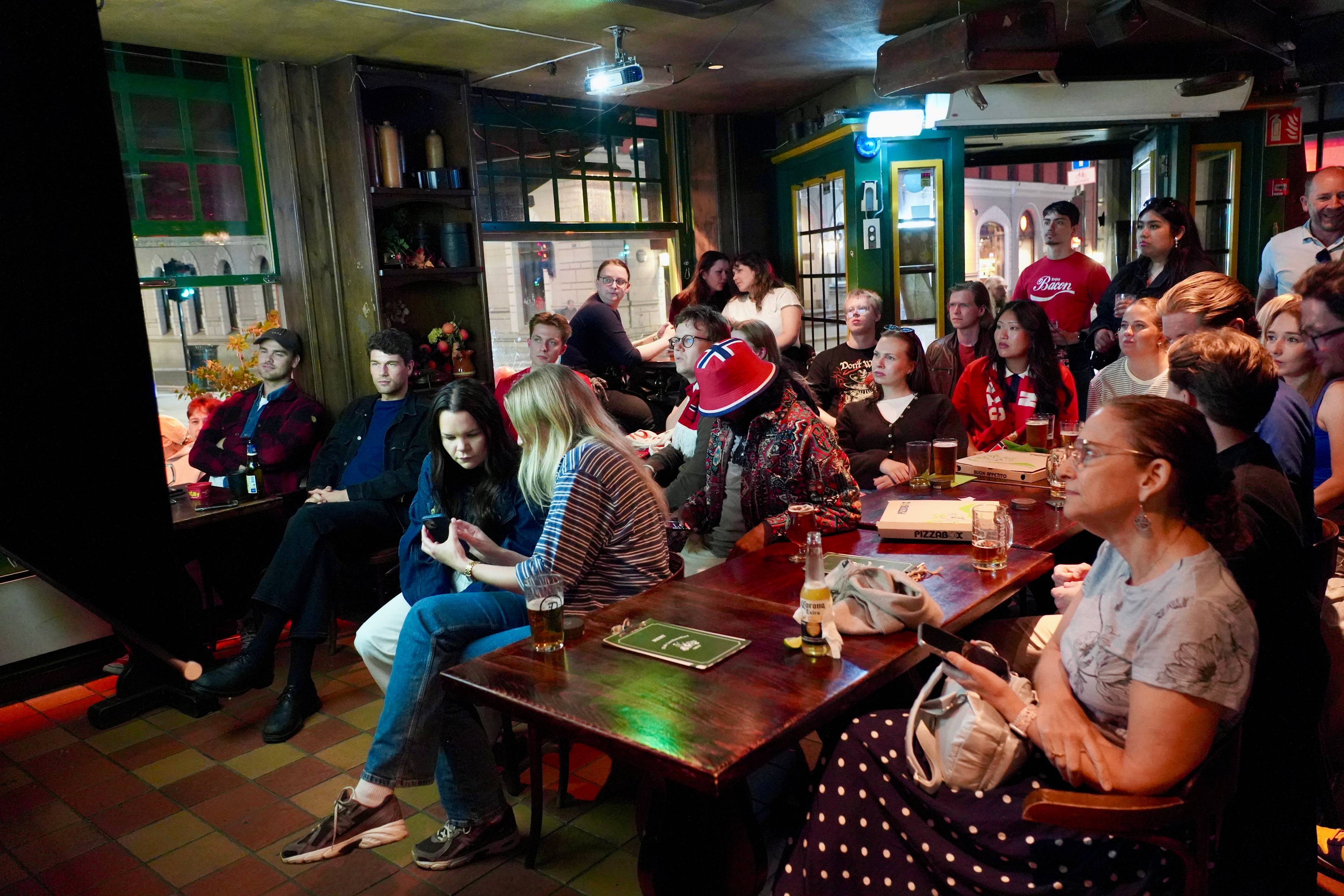 tas folkemengde på en bar