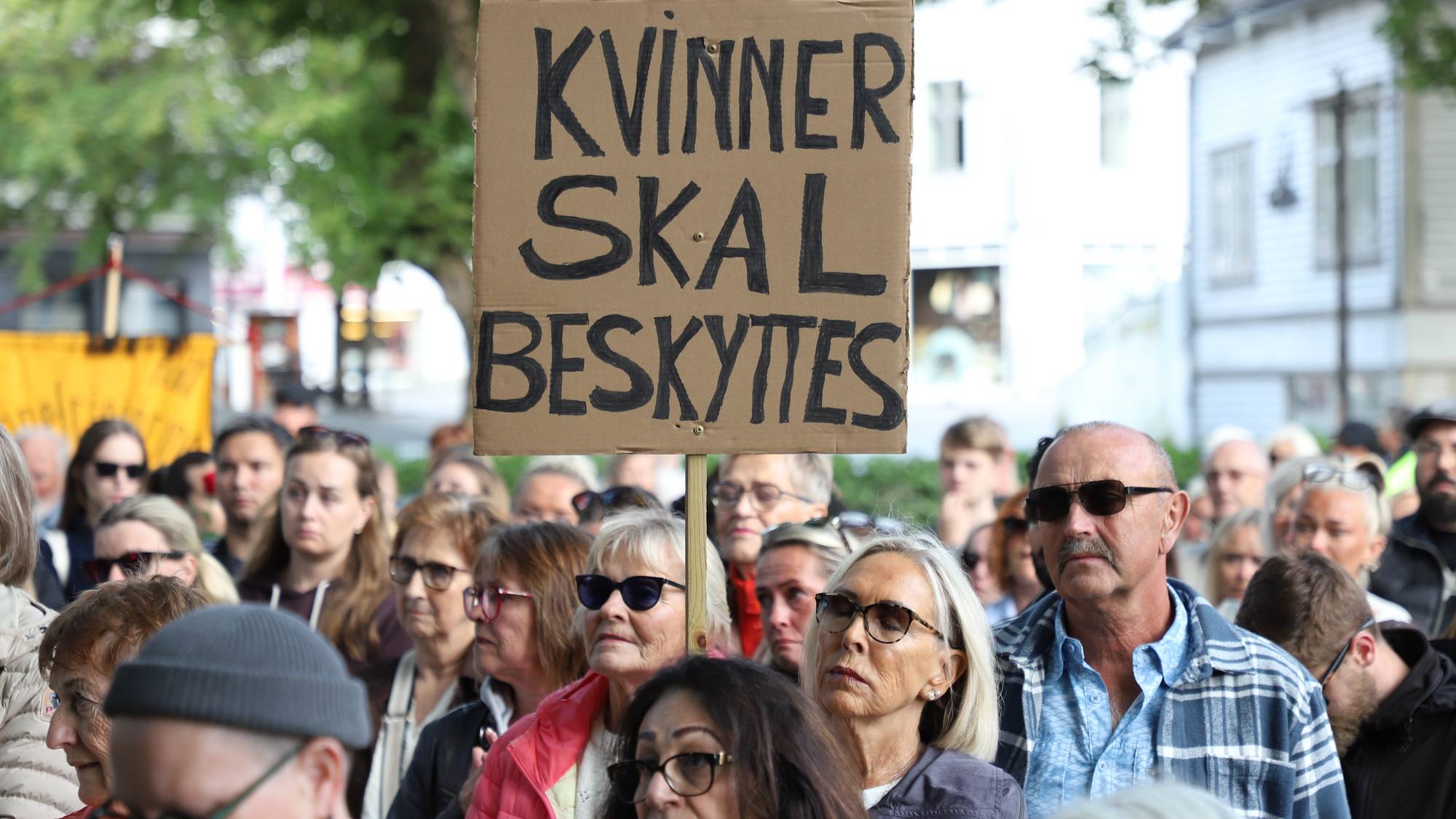 En folkemengde og plakat