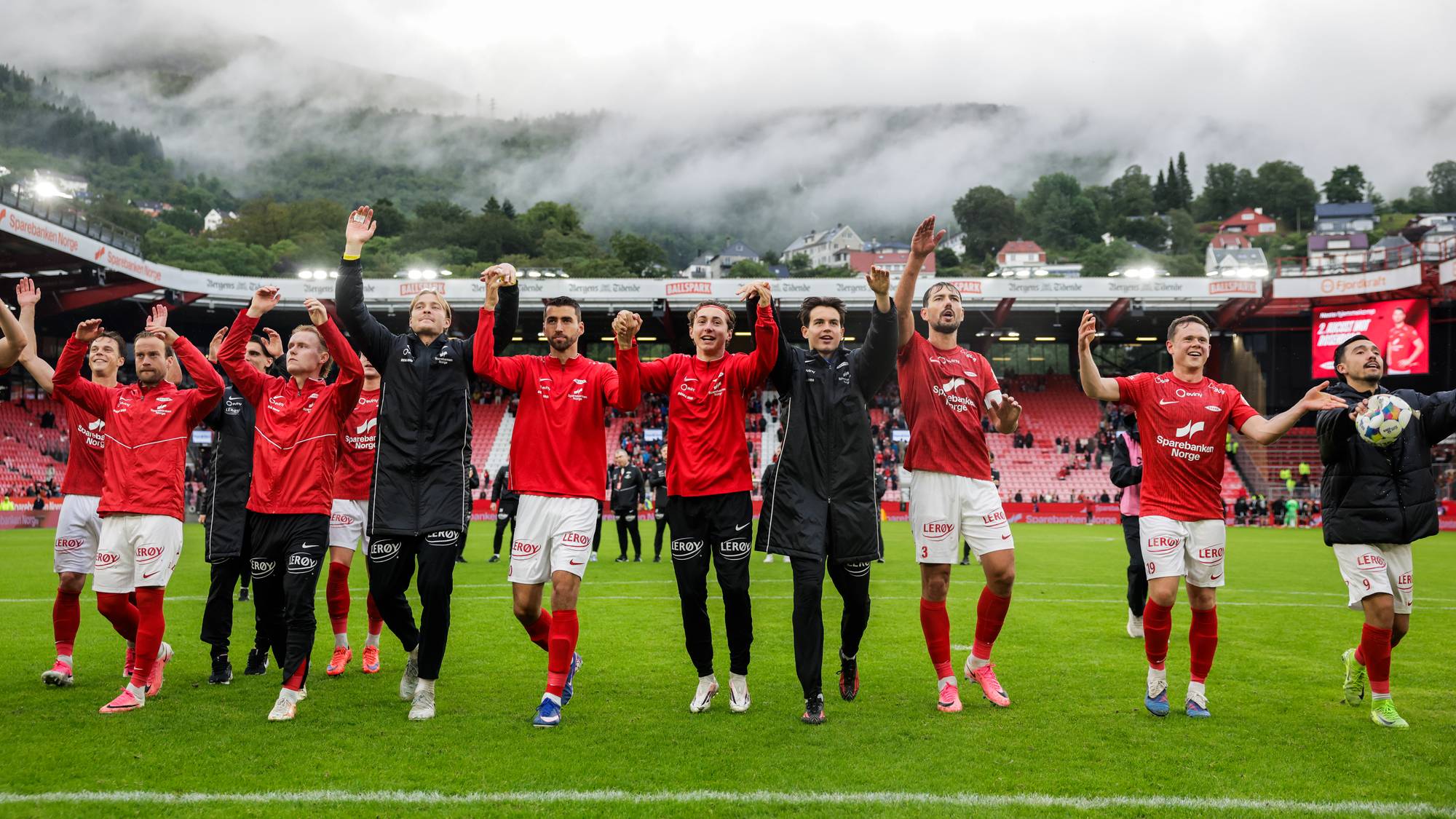 Brann-spillere jubler foran publikum etter en fotballkamp på Brann Stadion i Bergen. 