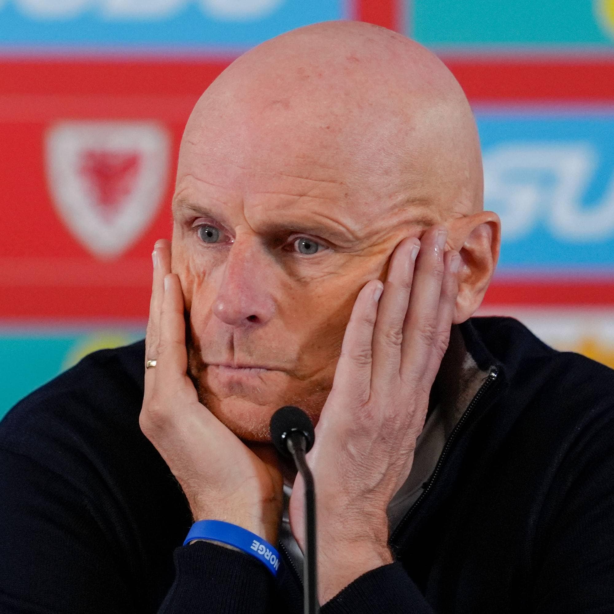 mann med hendene i ansiktet