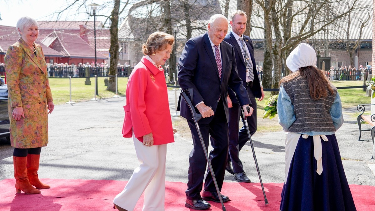 Kong Harald besøker Kongsberg – første reisen ut etter sykdommen