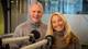 Foto: Frode Meskau / NRK To blide mennesker i grå gensre foran en radiostudio med glassvegger bak