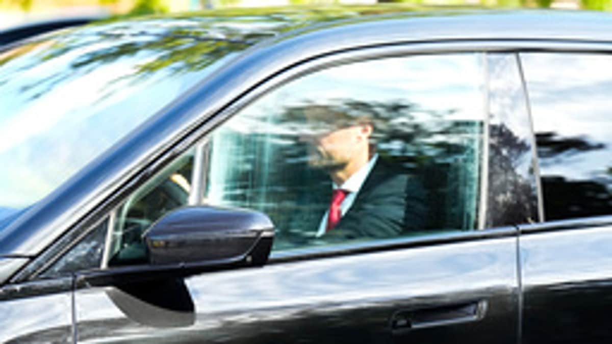 Dronning Sonja og kronprinsparet besøker Rikshospitalet Kronprins Haakon ankom Rikshospitalet like før klokka 16 onsdag. En kort stund etter ankom kronprinsesse Mette-Marit og prins Sverre Magnus. Dronning Sonja kom ca. 16.45.
Dronning Sonja ankom sykehuset rundt en halvtime etter kronprinsesse Mette-Marit.
Noen timer før overvar kronprinsen Gardens drilloppvisning på Slottsplassen. Kronprinsesse Mette-Marit og prins Sverre Magnus kom i samme bil, med prinsen bak rattet. Kort tid etter kjørte prinsen ut igjen, uten kronprinsessen.
(NTB)