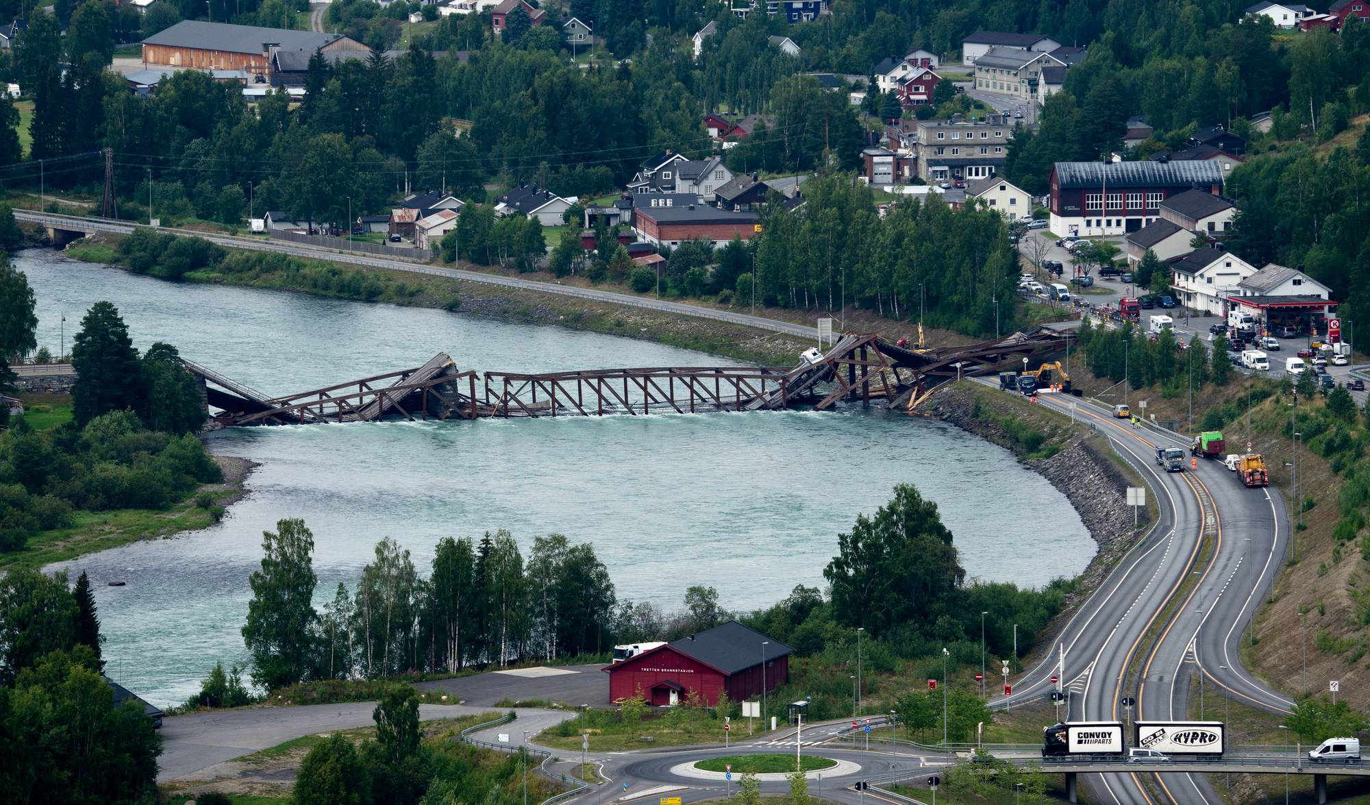 Oversiktsbilde av brua tatt fra litt høyde