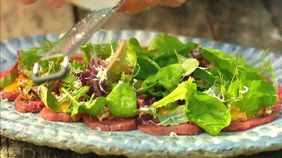 Carpaccio av kalv med babysalat og eggeplommekrem