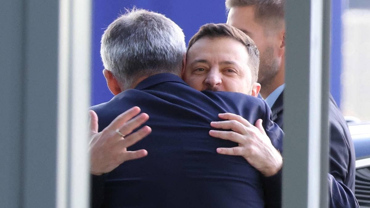 Klemmefest for Zelenskyj: Europeiske leiarar omfamnar han