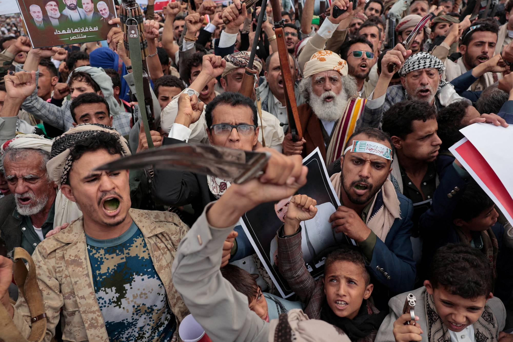 En folkemengde som støtter Houthi-militsen i Sana i Jemen.
