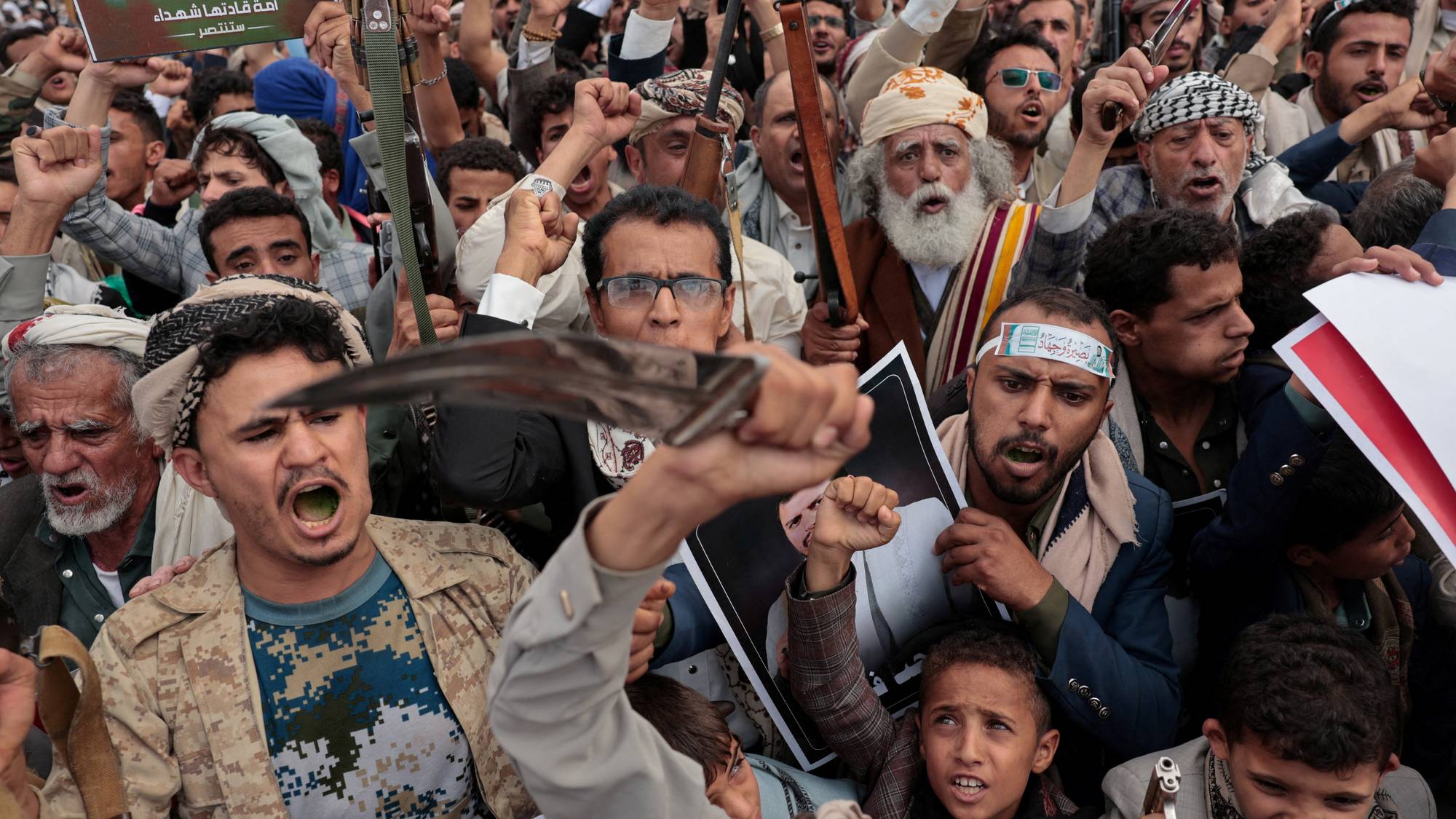En folkemengde som støtter Houthi-militsen i Sana i Jemen.