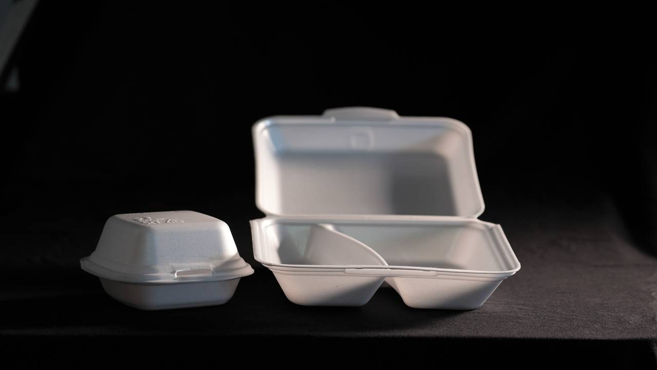 Beholdere i polystyren brukes flittig i take away-bransjen. Men snart er det forbudt å omsette disse, også.