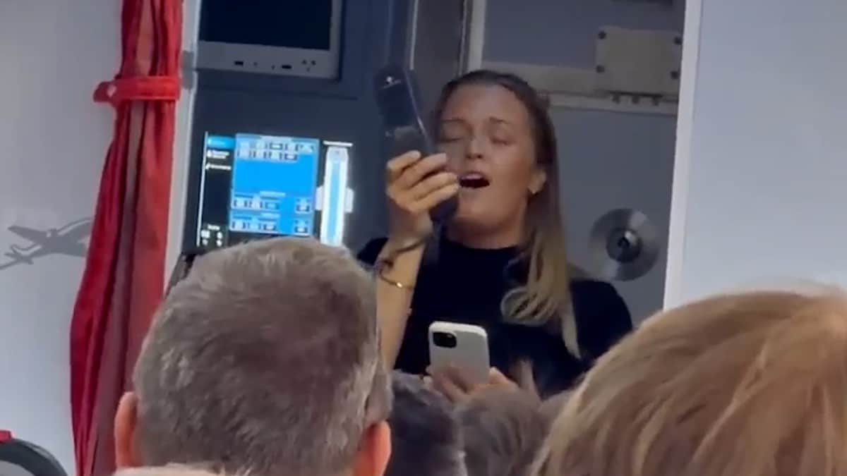Her syng Maria kongesongen for flypassasjerane