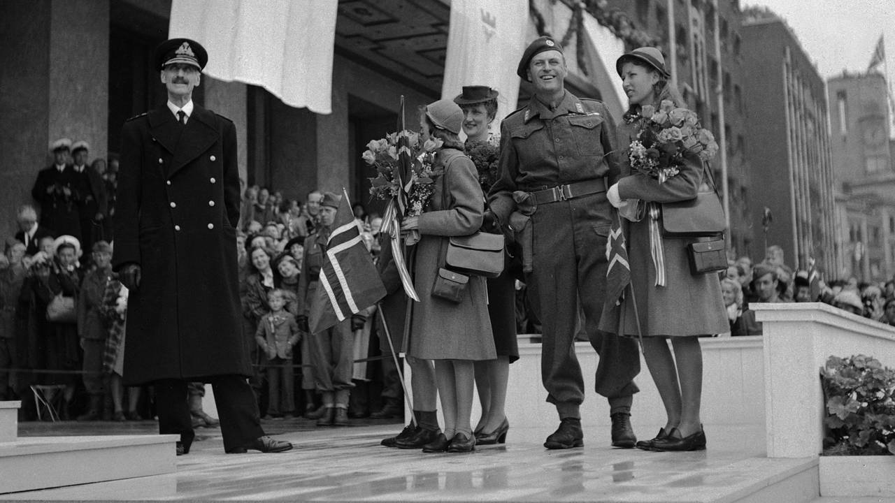 Kongefamilien ønskes velkommen tilbake til Norge 7. juni 1945. Kong Haakon, kronprinsesse Märtha, prinsesse Ragnhild, prins Harald, kronprins Olav og prinsesse Astrid.