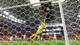 Kai Pfaffenbach / REUTERS,NTB Keep viser en keeper i gul drakt som strekker seg etter en ball i et fotballmål. (Bildebeskrivelsen er laget av en KI-tjeneste)