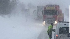 E6 er stengt like nord for Majavatn i Nordland grunnet flere utforkjøringer i kraftig vind og snøvær.