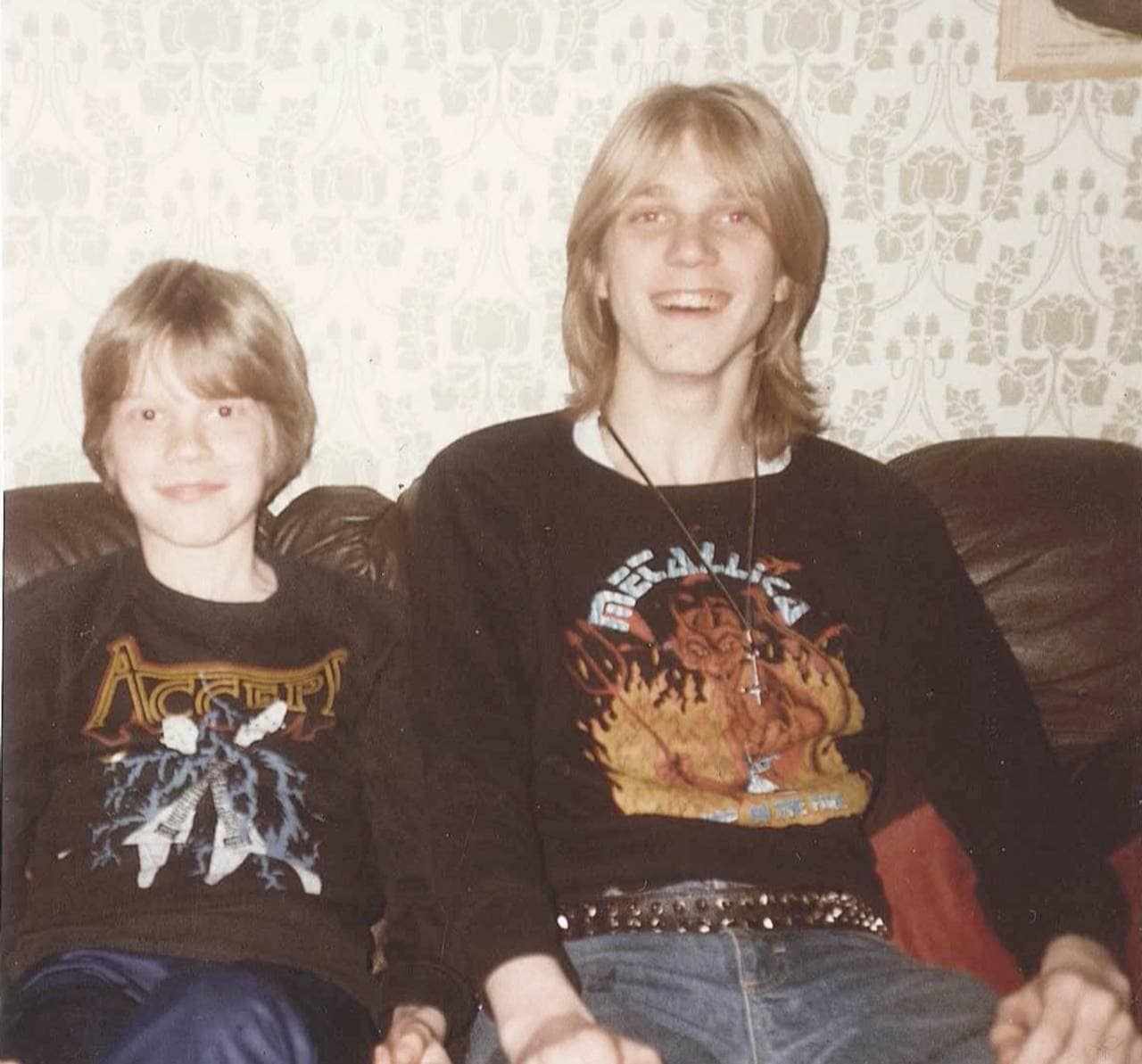 Bilde av Anders og Pelle Ohlin som ungdommer i en sofa. Begge har på seg hver sin metal-band-genser og ser ganske fornøyde ut.
