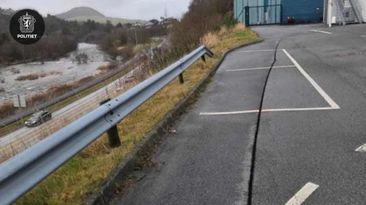 40 meter lang sprekk stenger E39 ved Ålgård – fryktar jordskred