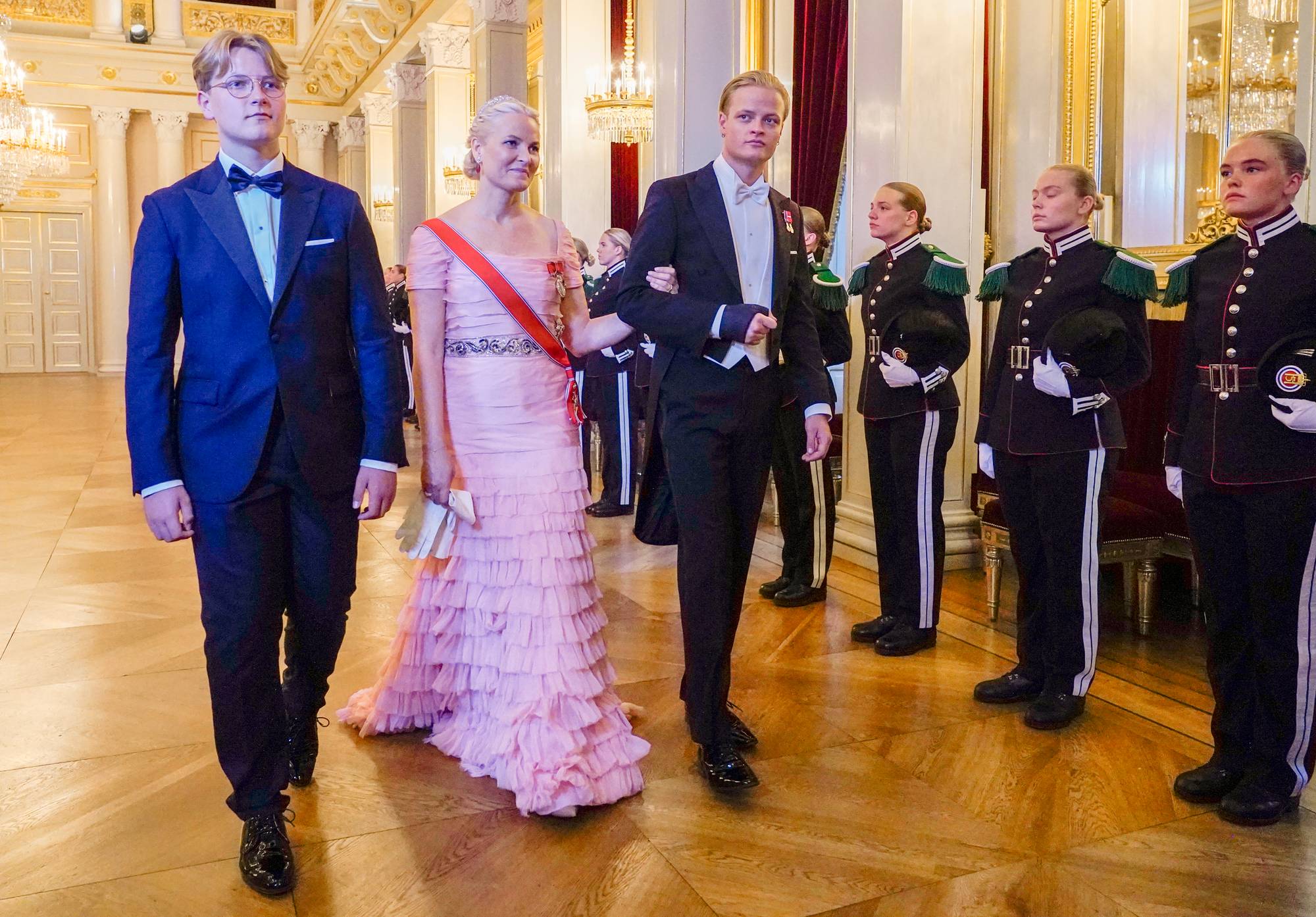 Kronprinsesse Mette-Marit med prins Sverre Magnus og Marius Borg Høiby på Det kongelige slott. (Bildebeskrivelsen er laget av en KI-tjeneste)