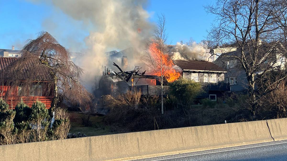 Kraftig brann på Ålgård – flere hus evakuert