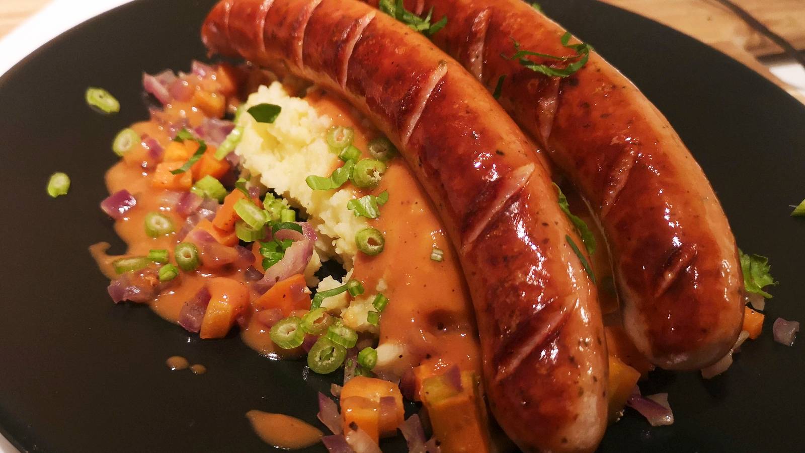 Pølser med potetstappe og ølsaus – NRK Mat – Oppskrifter og inspirasjon